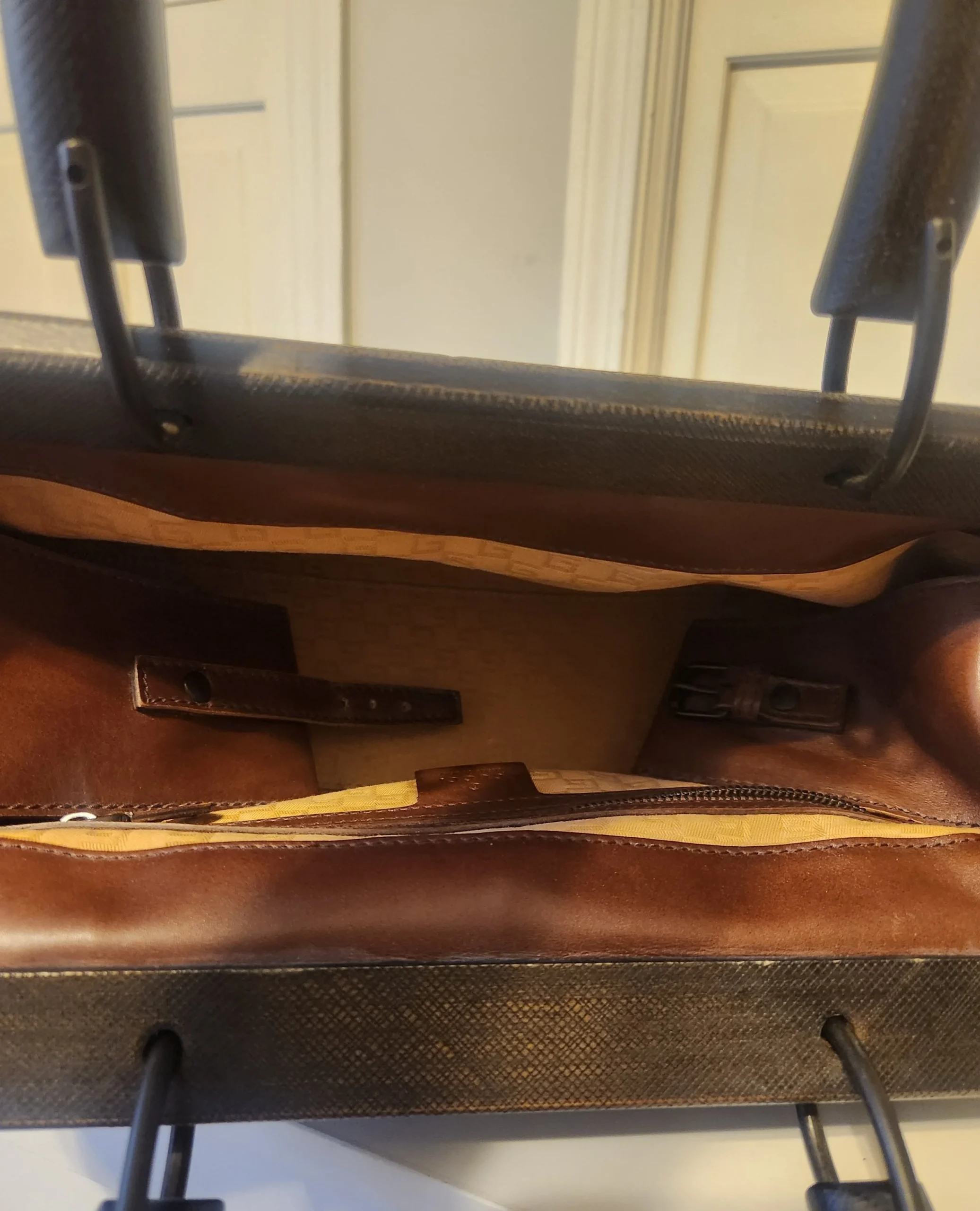 GUCCI TOM FORD LEATHER DOCTOR'S WOOD HANDLED PURSE pre-Loved. - Image 4