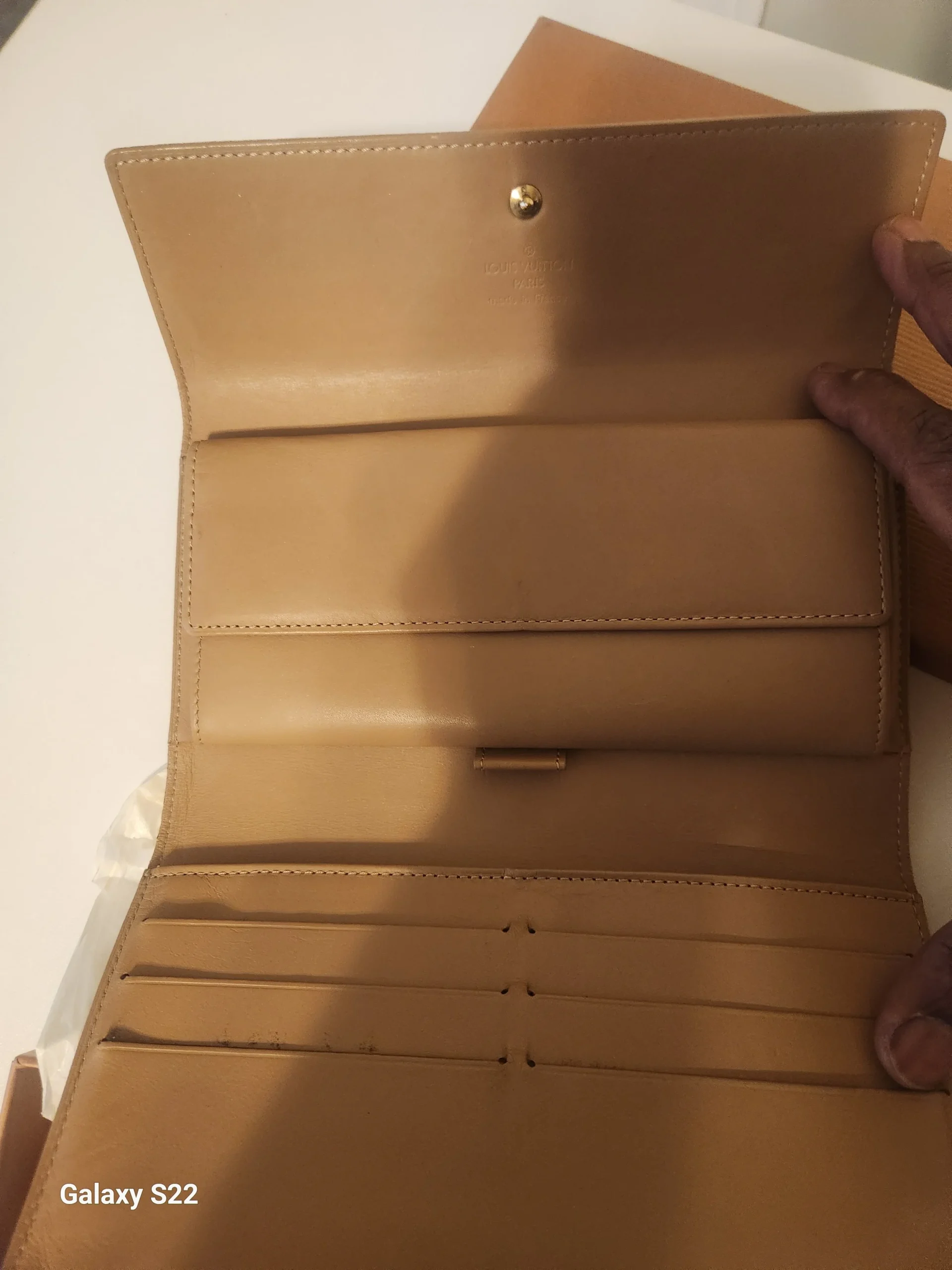 AUTHENTIC LOUIS VUITTON MONOGRAM VERNIS PORTEFEUILLE SARAH LONG WALLET pre-Loved. - Image 3