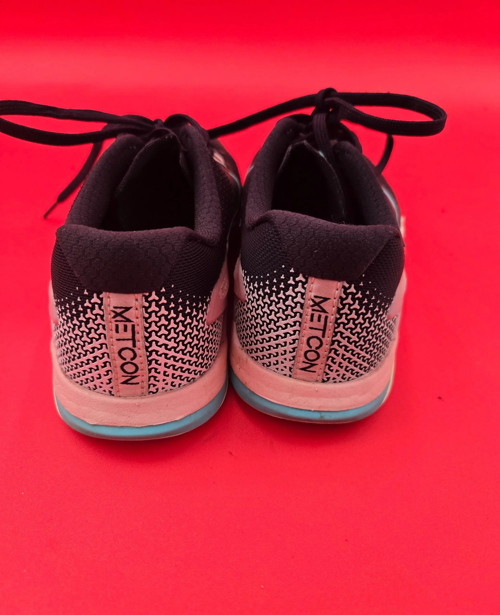 NIKE METCON RUNNING SNEAKER Size 8 pre-Loved. - Image 2
