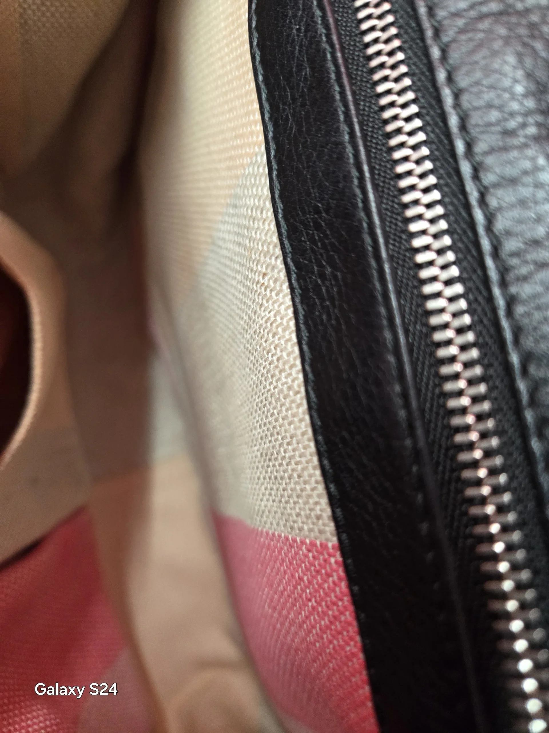 GUCCI, SHOULDERBAG CROSSBODY TASSELS, LOGO, BLACK LEATHER, AUTHENTIC NEW. - Image 3