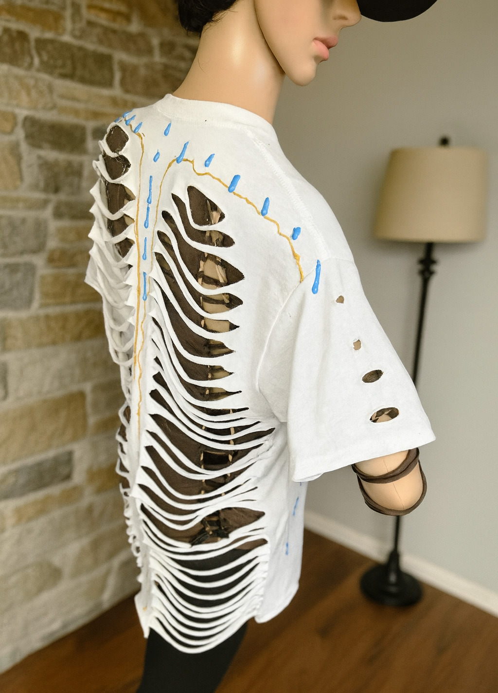 MAXINE'S FASHION CLOSET WHITE T-SHIRT WITH LADDER CUTS New - Image 2