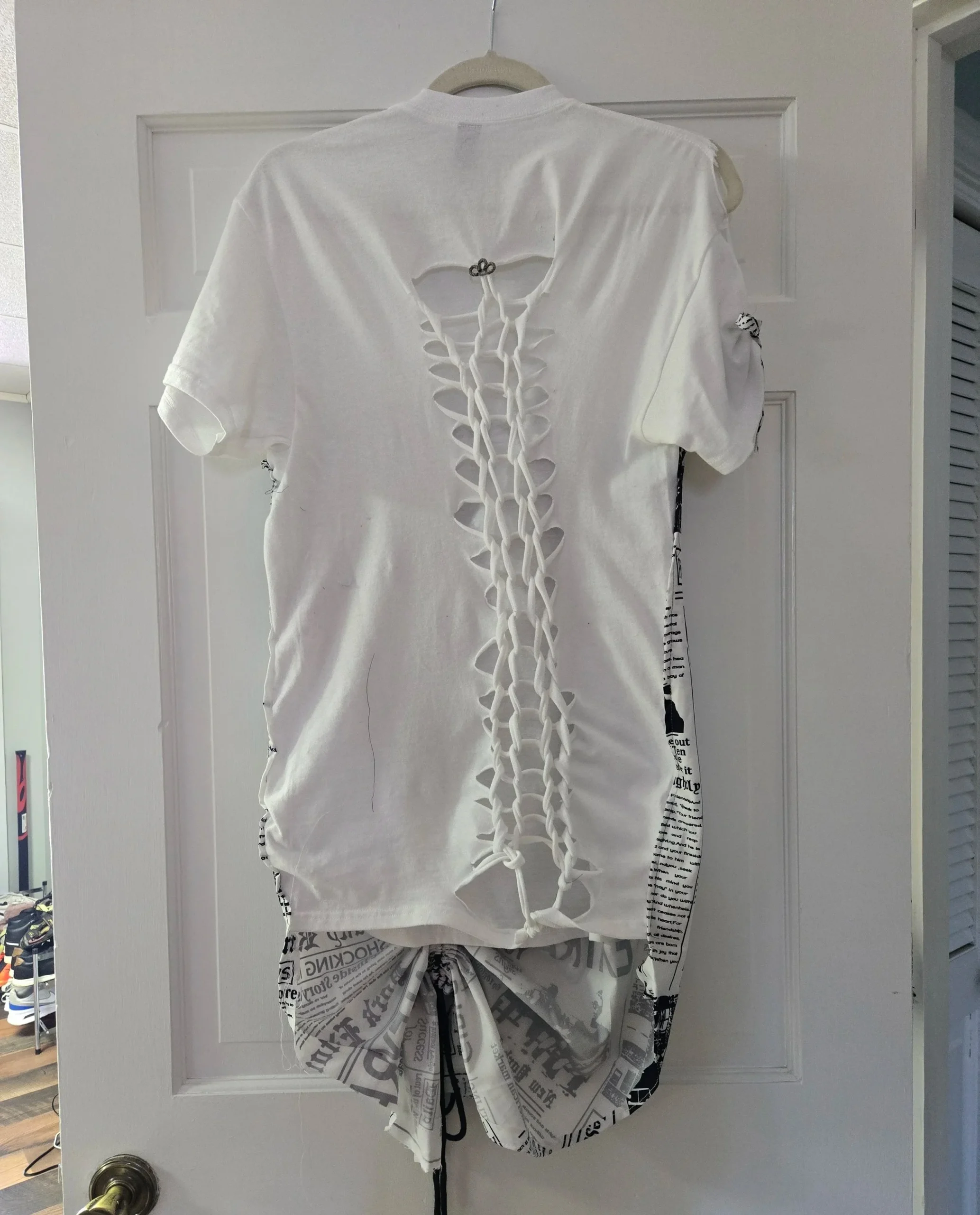 Maxine's Fashion Closet LADDER CUTS NEWS T-SHIRT New Size Large - Image 2